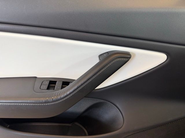 Tesla Model 3 Vehicle Full-screen Gallery Image 17