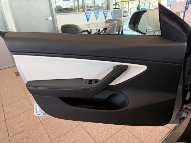 Tesla Model 3 Vehicle Full-screen Gallery Image 18