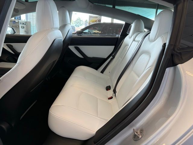 Tesla Model 3 Vehicle Full-screen Gallery Image 19