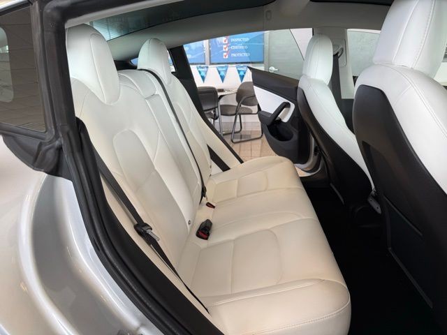 Tesla Model 3 Vehicle Full-screen Gallery Image 22