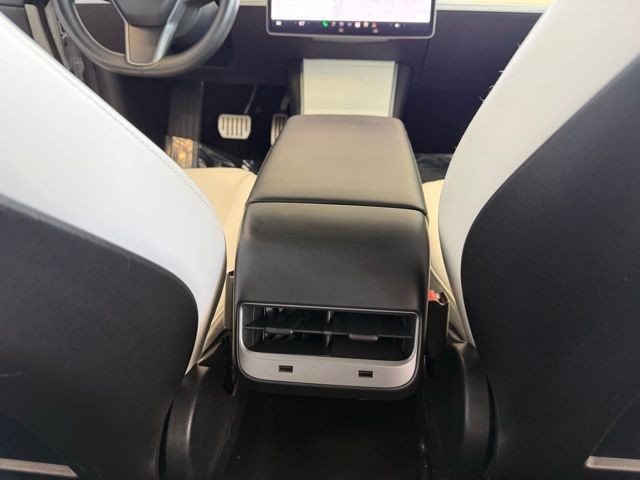 Tesla Model 3 Vehicle Full-screen Gallery Image 23