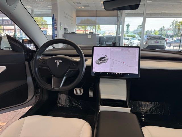 Tesla Model 3 Vehicle Full-screen Gallery Image 24