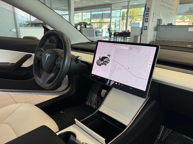 Tesla Model 3 Vehicle Full-screen Gallery Image 26