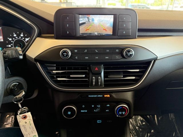 Ford Escape Vehicle Full-screen Gallery Image 15