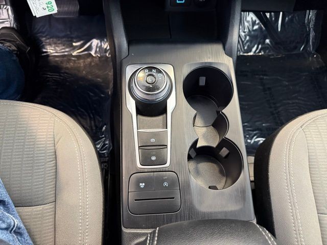 Ford Escape Vehicle Full-screen Gallery Image 16