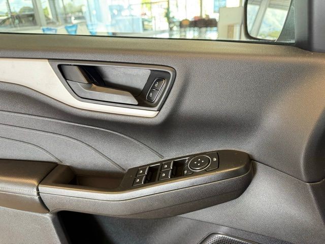 Ford Escape Vehicle Full-screen Gallery Image 21