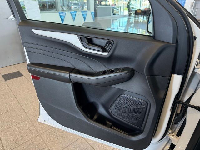 Ford Escape Vehicle Full-screen Gallery Image 22