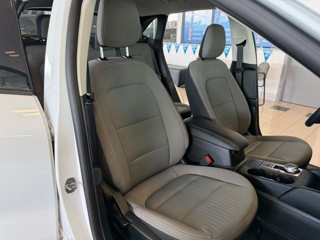 Ford Escape Vehicle Full-screen Gallery Image 27