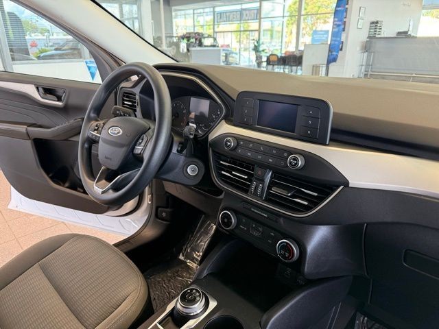 Ford Escape Vehicle Full-screen Gallery Image 28
