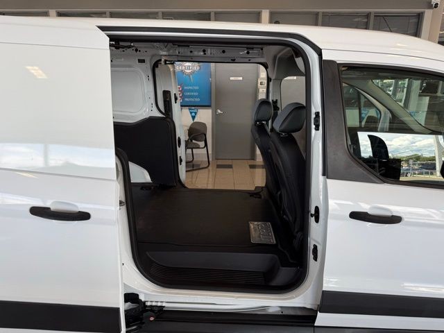 Ford Transit Connect Vehicle Full-screen Gallery Image 22