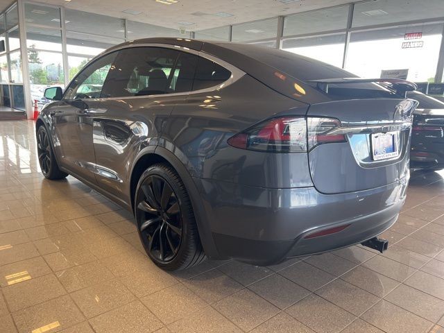 Tesla Model X Vehicle Full-screen Gallery Image 09