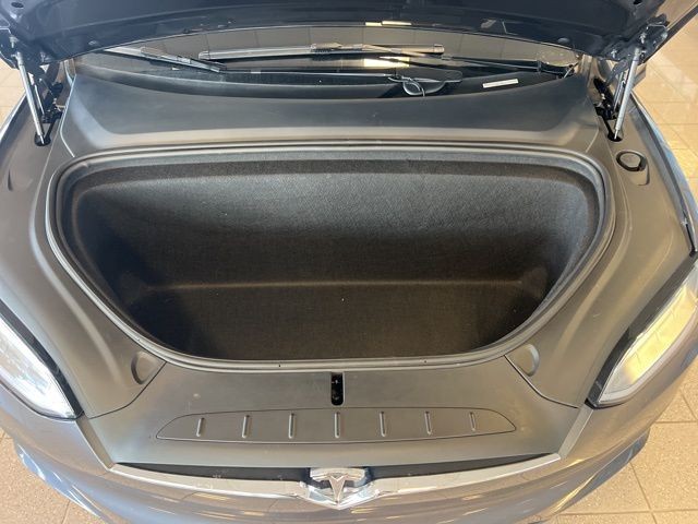 Tesla Model X Vehicle Full-screen Gallery Image 30
