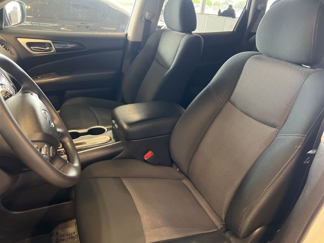 Nissan Pathfinder Vehicle Full-screen Gallery Image 16
