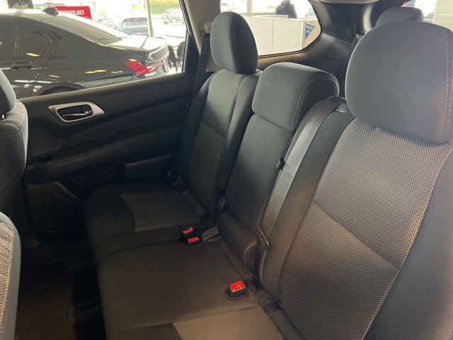 Nissan Pathfinder Vehicle Full-screen Gallery Image 17