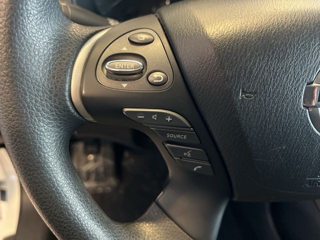 Nissan Pathfinder Vehicle Full-screen Gallery Image 22