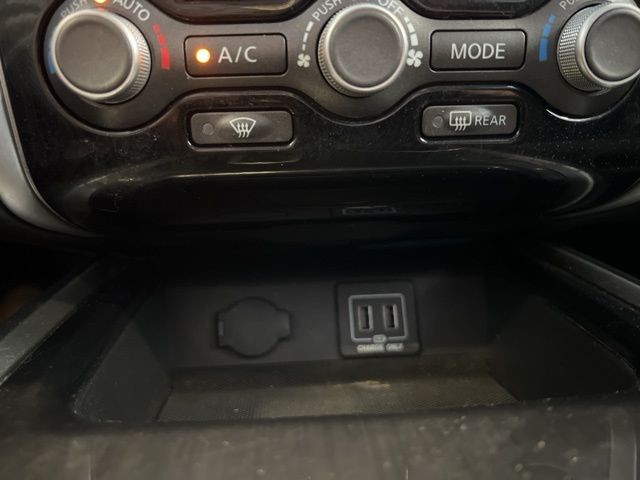 Nissan Pathfinder Vehicle Full-screen Gallery Image 28