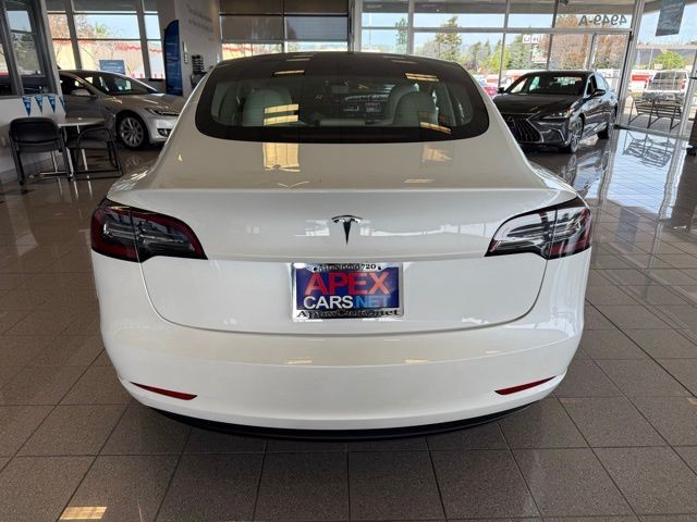Tesla Model 3 Vehicle Full-screen Gallery Image 04