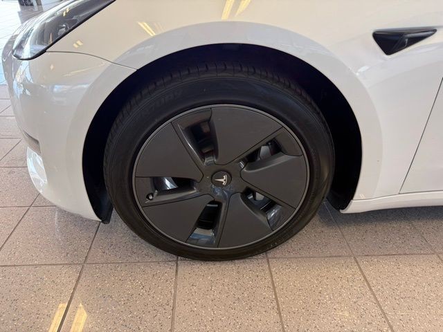 Tesla Model 3 Vehicle Full-screen Gallery Image 10