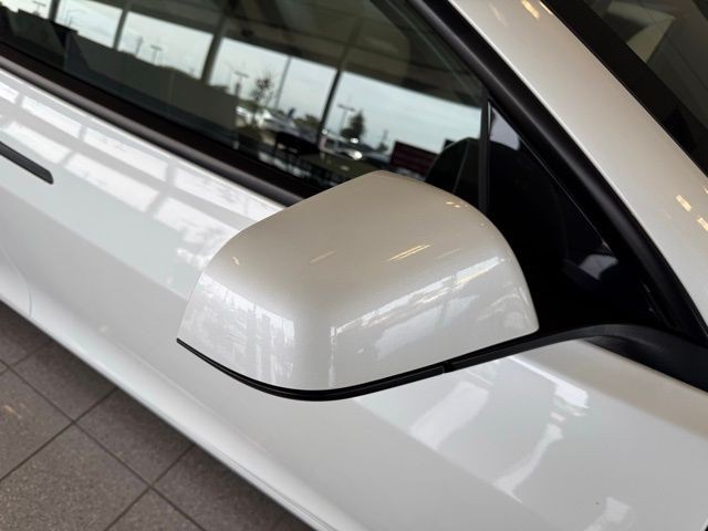 Tesla Model 3 Vehicle Full-screen Gallery Image 11