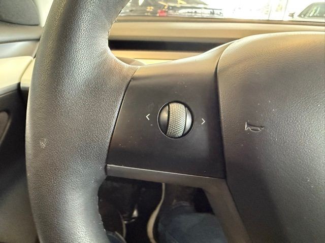 Tesla Model 3 Vehicle Full-screen Gallery Image 16