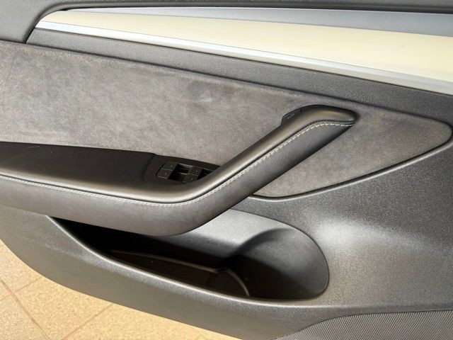 Tesla Model 3 Vehicle Full-screen Gallery Image 17