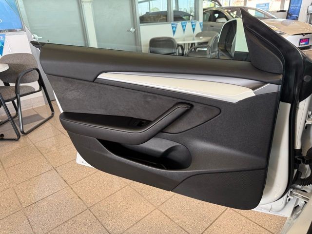 Tesla Model 3 Vehicle Full-screen Gallery Image 18