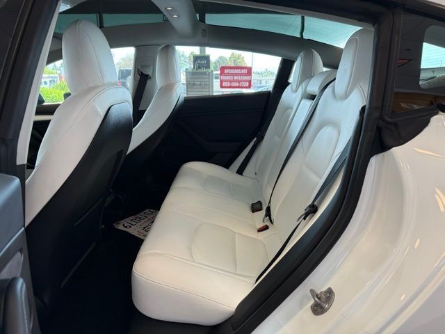 Tesla Model 3 Vehicle Full-screen Gallery Image 19