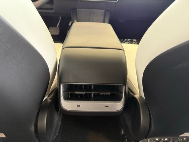 Tesla Model 3 Vehicle Full-screen Gallery Image 22