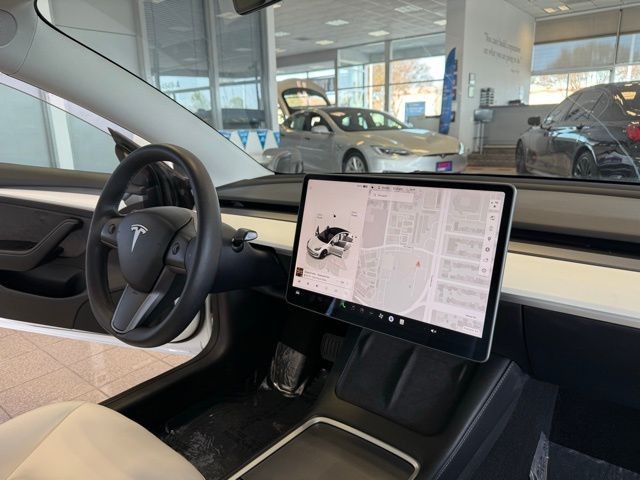 Tesla Model 3 Vehicle Full-screen Gallery Image 25