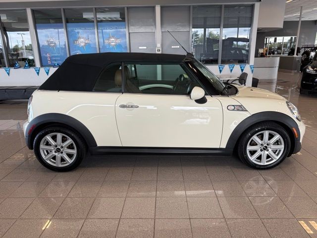 MINI Cooper Convertible Vehicle Full-screen Gallery Image 03