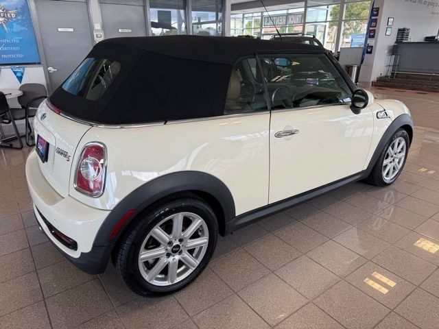 MINI Cooper Convertible Vehicle Full-screen Gallery Image 05