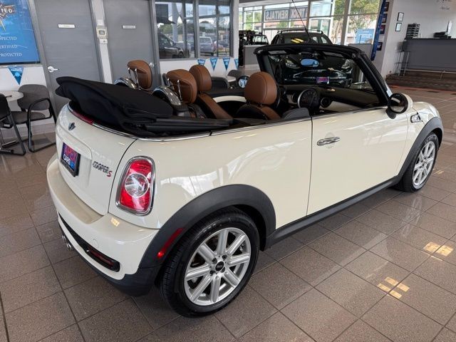 MINI Cooper Convertible Vehicle Full-screen Gallery Image 06