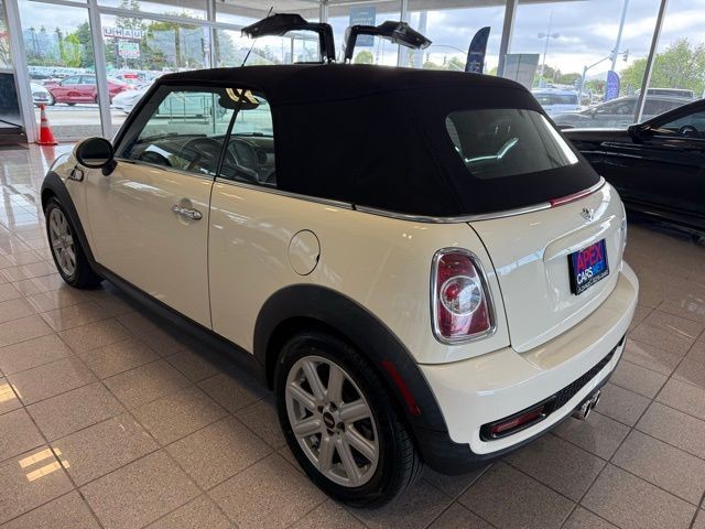 MINI Cooper Convertible Vehicle Full-screen Gallery Image 09