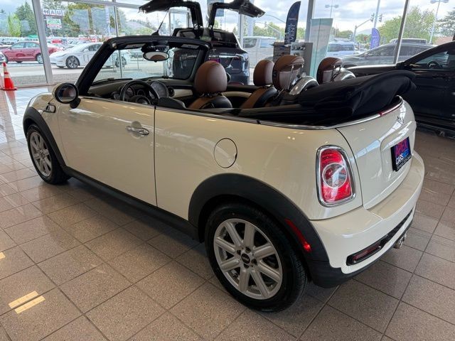 MINI Cooper Convertible Vehicle Full-screen Gallery Image 10