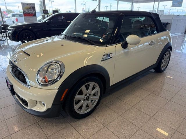 MINI Cooper Convertible Vehicle Full-screen Gallery Image 11