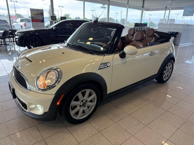 MINI Cooper Convertible Vehicle Full-screen Gallery Image 12