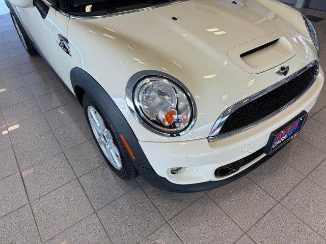 MINI Cooper Convertible Vehicle Full-screen Gallery Image 14