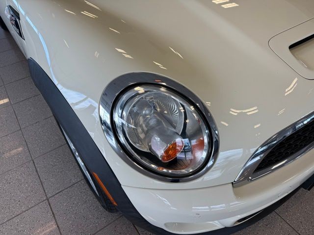 MINI Cooper Convertible Vehicle Full-screen Gallery Image 15