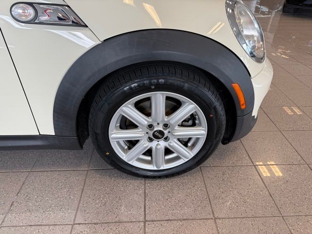 MINI Cooper Convertible Vehicle Full-screen Gallery Image 16