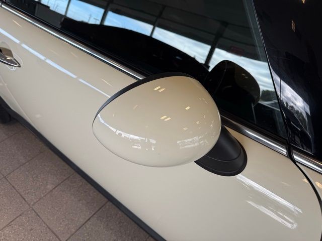 MINI Cooper Convertible Vehicle Full-screen Gallery Image 17