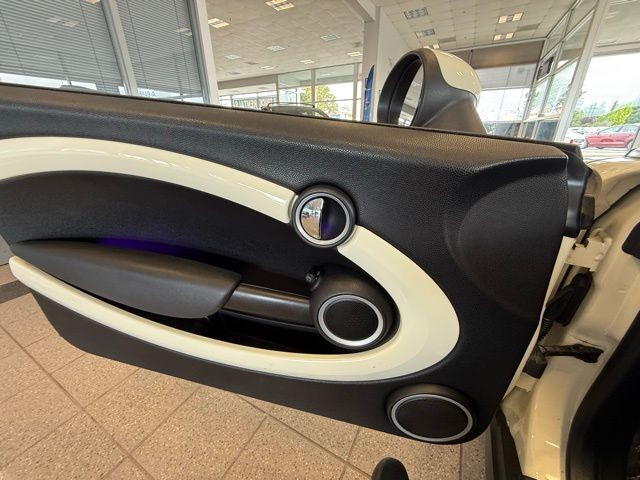 MINI Cooper Convertible Vehicle Full-screen Gallery Image 24