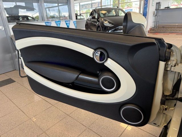 MINI Cooper Convertible Vehicle Full-screen Gallery Image 25