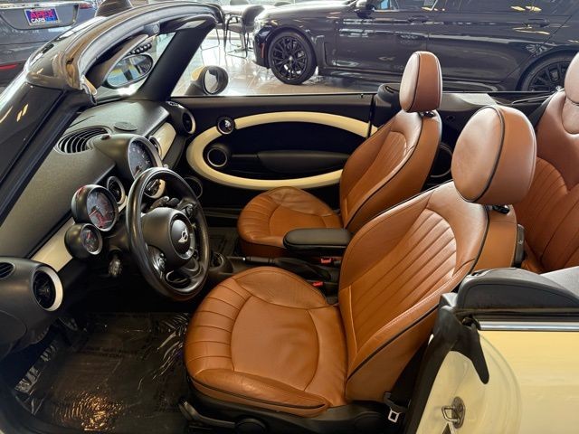 MINI Cooper Convertible Vehicle Full-screen Gallery Image 26