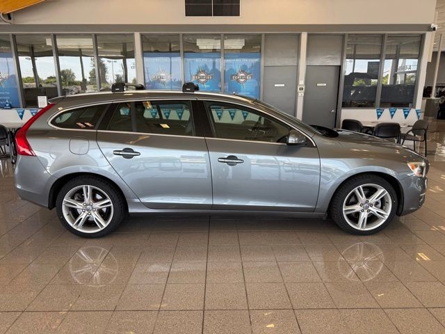 Volvo V60 Vehicle Full-screen Gallery Image 02