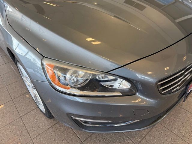 Volvo V60 Vehicle Full-screen Gallery Image 09