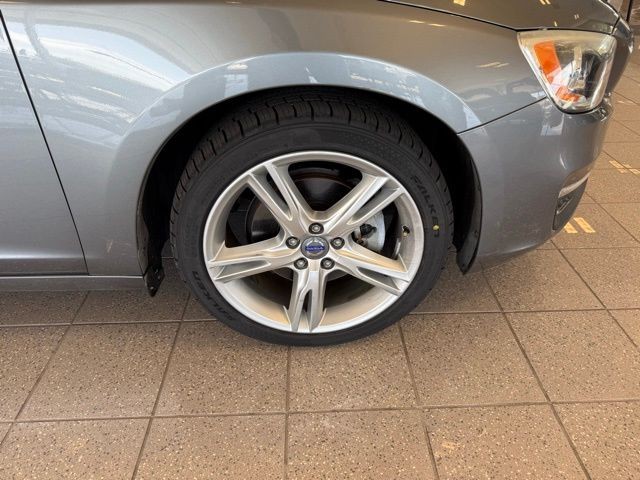 Volvo V60 Vehicle Full-screen Gallery Image 10