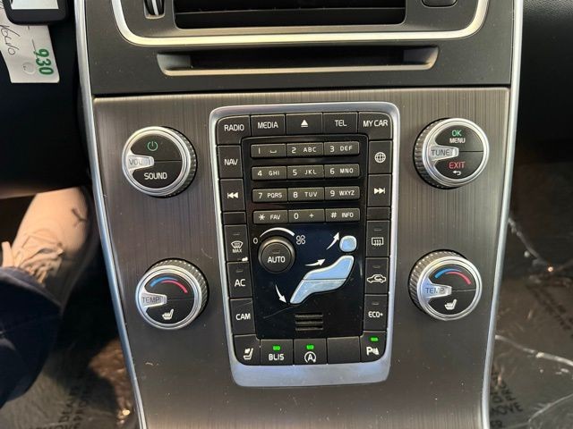 Volvo V60 Vehicle Full-screen Gallery Image 15