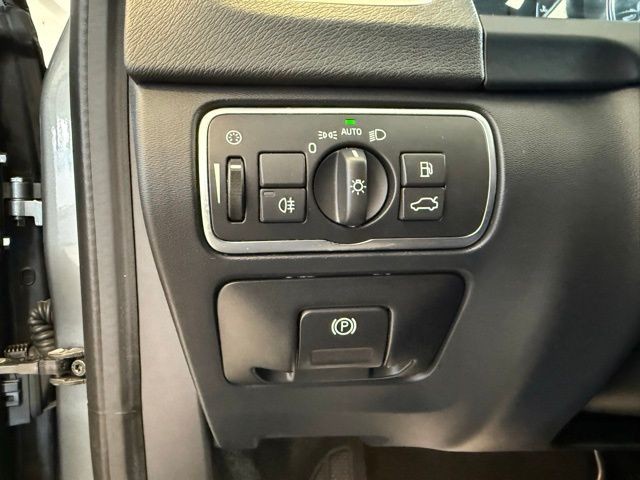 Volvo V60 Vehicle Full-screen Gallery Image 19