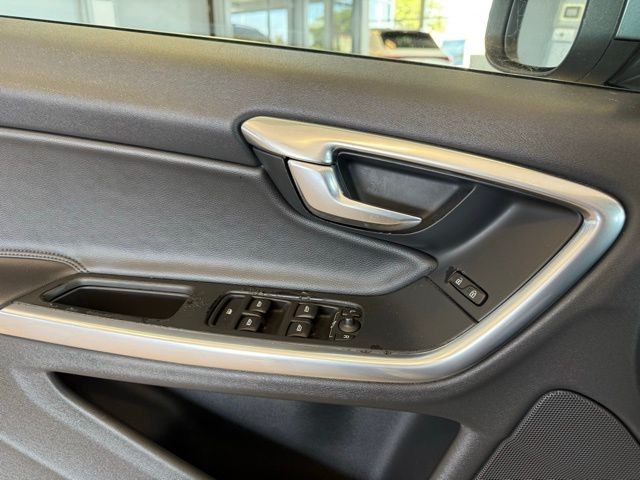 Volvo V60 Vehicle Full-screen Gallery Image 20