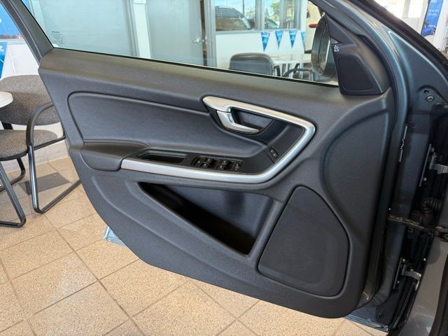 Volvo V60 Vehicle Full-screen Gallery Image 21